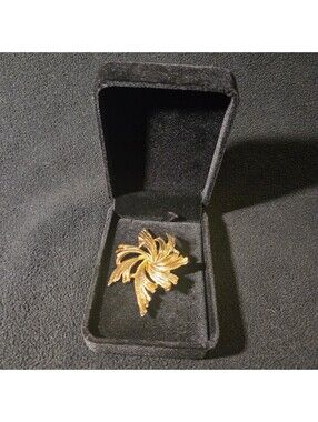 Vintage Gold-Tone Floral Brooch Pin – Elegant Openwork Design